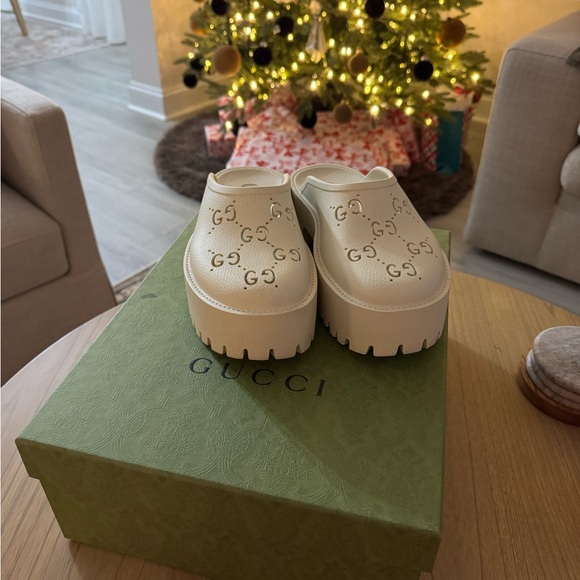 Gucci White and Cream Mules with Slip-On Style and Distinctive Pattern - Picture 2 of 9